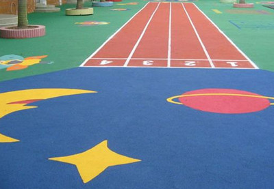 幼兒園室外塑膠地面施工注意事項(xiàng)和塑膠場(chǎng)地做法是什么？
